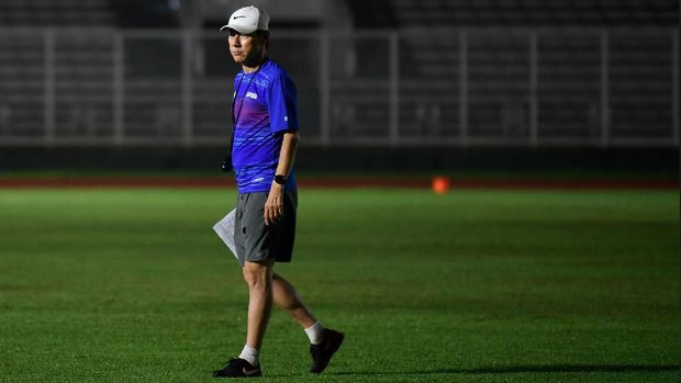 Pelatih Timnas Indonesia Shin Tae-yong memantau latihan skuat asuhannya di Stadion Madya, Senayan, Jakarta, Senin (17/2/2020). Pelatih asal Korea Selatan tersebut memusatkan materi latihan untuk kekuatan fisik para pemain Timnas. ANTARA FOTO/Puspa Perwitasari/wsj.