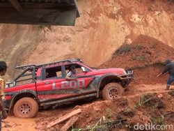 Jalan Poros Mamasa-Toraja Lumpuh Akibat Longsor