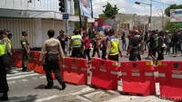 Sejumlah petugas kepolisian berusaha membubarkan massa suporter yang bentrok hingga membakar sejumlah motor tersebut.