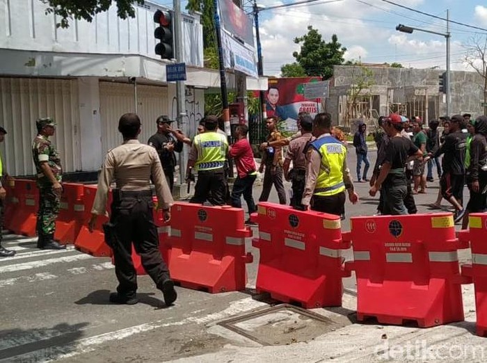 Bentrok antara massa Bonek dengan massa Aremania terjadi di kawasan Blitar, Jatim. Sejumlah motor hangus terbakar akibat bentrok itu.