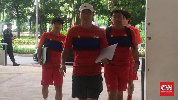 Shin Tae Yong sebelum menggelar latihan Timnas Indonesia. (