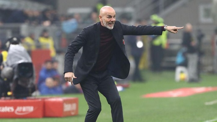 MILAN, ITALY - FEBRUARY 17:  AC Milan coach Stefano Pioli shouts to his players during the Serie A match between AC Milan and Torino FC at Stadio Giuseppe Meazza on February 17, 2020 in Milan, Italy.  (Photo by Marco Luzzani/Getty Images)