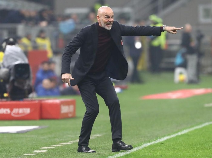 MILAN, ITALY - FEBRUARY 17:  AC Milan coach Stefano Pioli shouts to his players during the Serie A match between AC Milan and Torino FC at Stadio Giuseppe Meazza on February 17, 2020 in Milan, Italy.  (Photo by Marco Luzzani/Getty Images)
