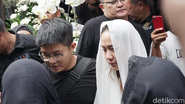 Bunga Citra Lestari di lokasi pemakaman Ashraf Sinclair