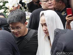 Berkerudung Putih, BCL Antar Jenazah Ashraf Sinclair ke Pemakaman