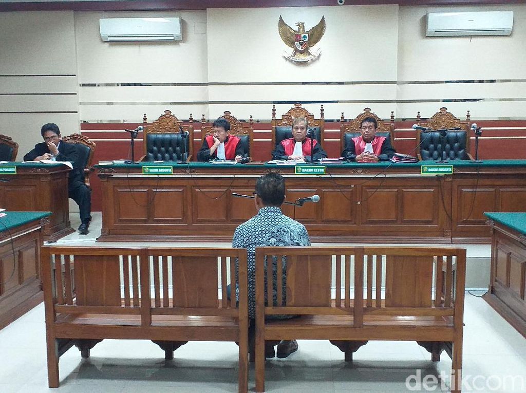 Korupsi Jasmas, Eks Anggota DPRD Surabaya Dituntut 2,5 Tahun Penjara Korupsi Jasmas, Eks Anggota DPRD Surabaya Dituntut 2,5 Tahun Penjara