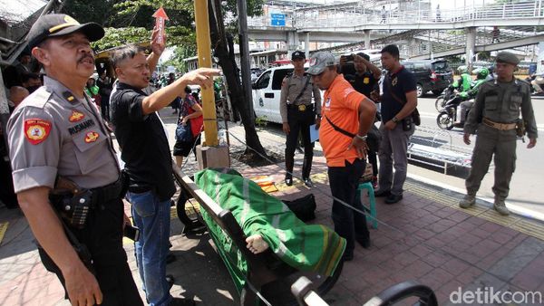 Jenazah Pria yang Meninggal di Halte Jelambar Jakbar Dievakuasi