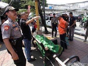 Jenazah Pria yang Meninggal di Halte Jelambar Jakbar Dievakuasi