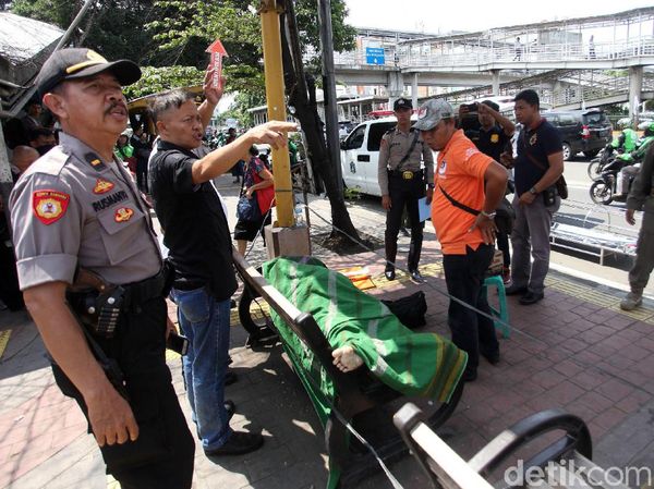 Jenazah Pria yang Meninggal di Halte Jelambar Jakbar Dievakuasi