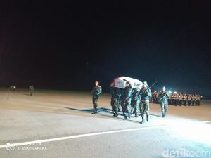 Penjemputan Jenazah Korban Jatuh Heli MI-17 di Kendari Diwarnai Haru