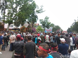 Warga Demo Protes Tersangka Korupsi Diangkat Jadi Plt Bupati Bengkalis