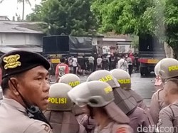 Tensi para suporter makin memanas jelang laga Persebaya vs Arema di Stadion Soepriadi Kota Blitar. Kericuhan pun tak terhindarkan. Lokasi ricuh terjadi di simpang tiga Jalan Kali Brantas Kepanjenkidul. Massa suporter terus berusaha merangsek masuk mendekati Stadion Soepriadi di Jalan Kelud. Namun petugas terus menghalau mereka menuju ring 2.