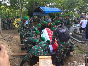 Isak Tangis Iringi Pemakaman Korban Jatuhnya Heli MI-17 di Magetan