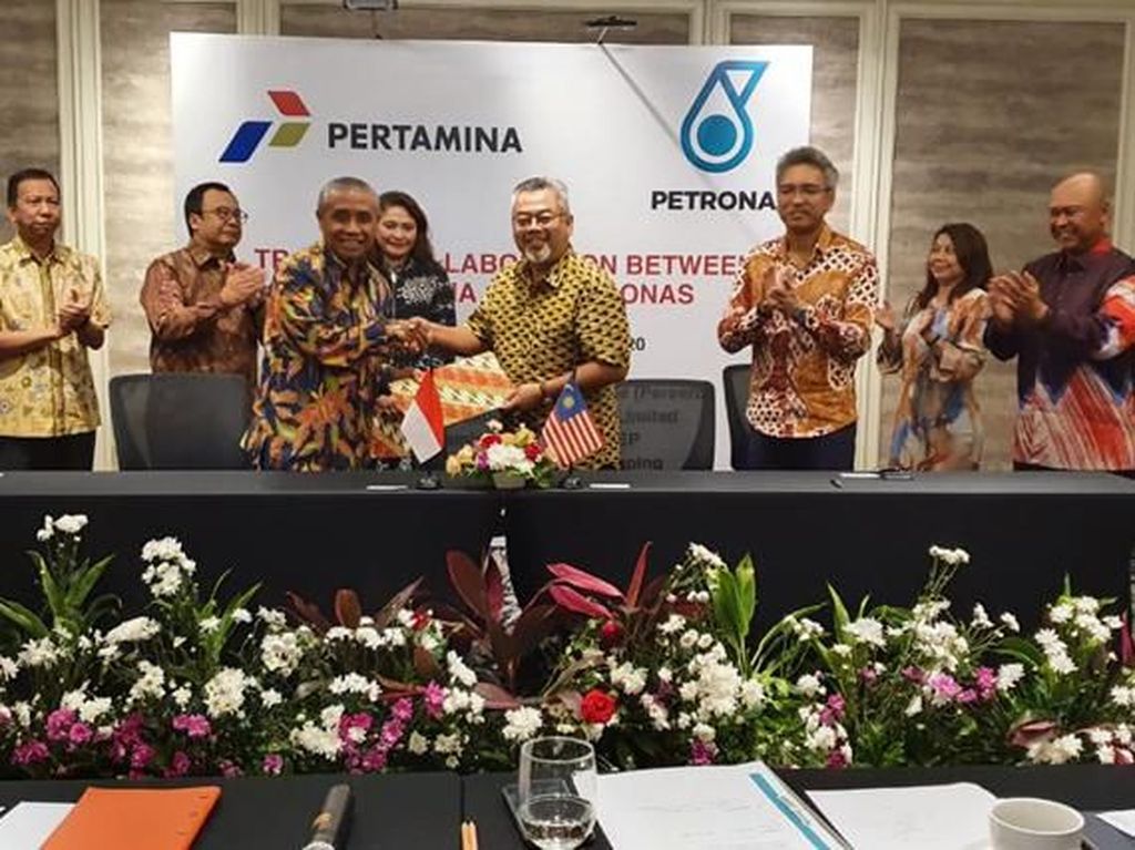 Pertamina dan Petronas Kerja Sama Jual Beli Minyak Rp 6,8 T Pertamina dan Petronas Kerja Sama Jual Beli Minyak Rp 6,8 T