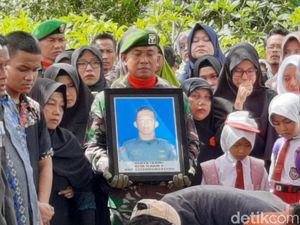 Isak Tangis Iringi Pemakaman Sertu Dita Korban Heli MI-17 di Banyumas