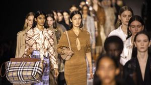 Gaya Bella Hadid di Show Burberry Setelah Pakai Masker Emas 24 Karat