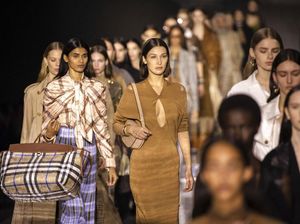 Gaya Bella Hadid di Show Burberry Setelah Pakai Masker Emas 24 Karat