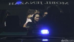Kesedihan BCL Antar Ashraf Sinclair ke Pemakaman