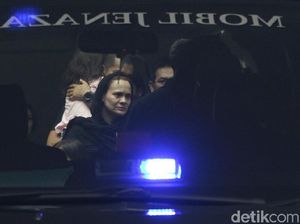 Kesedihan BCL Antar Ashraf Sinclair ke Pemakaman