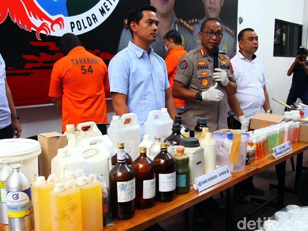 2 Orang Peracik di Pabrik Kosmetik Ilegal Depok Adalah Lulusan Farmasi 2 Orang Peracik di Pabrik Kosmetik Ilegal Depok Adalah Lulusan Farmasi