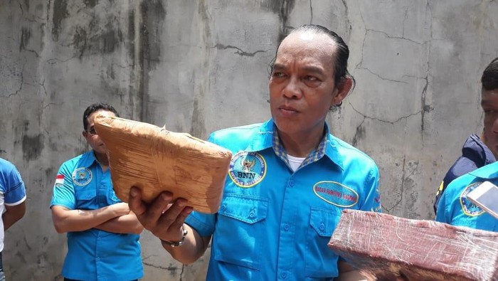 BNN Bongkar 1 Ton Ganja yang Disimpan di Pool Truk di Cipayung