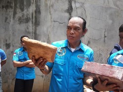 BNN Bongkar 1 Ton Ganja yang Disimpan di Pool Truk di Cipayung