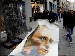 Lukisan Putin Bak Superhero Muncul di Istanbul
