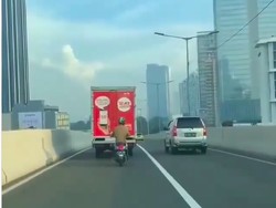 Santuy Banget, Pemotor Ini Ngumpet di Balik Truk Supaya Lolos dari Polisi