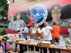 Polisi Buru Dokter yang Terima Produk dari Pabrik Kosmetik Ilegal Depok