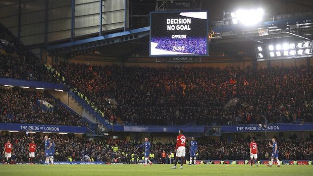 Dua gol Chelsea dibatalkan VAR plus Harry Maguire tidak mendapatkan kartu merah usai menendang Michy Batshuayi.