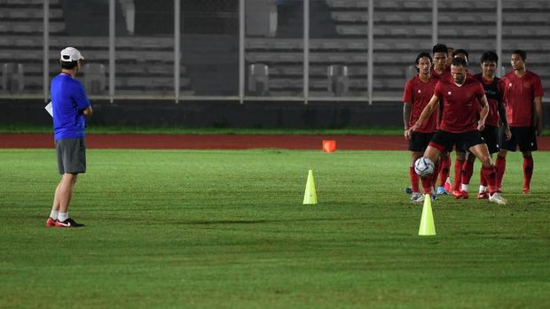LATIHAN TIMNAS INDONESIA Pesepak bola Timnas Indonesia berlatih di Stadion Madya, Senayan, Jakarta, Senin (17/2/2020). Pelatih asal Korea Selatan Shin Tae-yong memusatkan materi latihan untuk kekuatan fisik para pemain Timnas. ANTARA FOTO/Puspa Perwitasari/wsj.