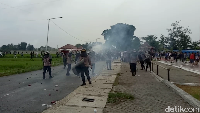 Sejumlah petugas kepolisian bersiaga di area sekitar bentrok antara massa Bonek dengan Aremania.