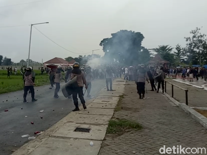 Bentrok antara massa Bonek dengan massa Aremania terjadi di kawasan Blitar, Jatim. Sejumlah motor hangus terbakar akibat bentrok itu.