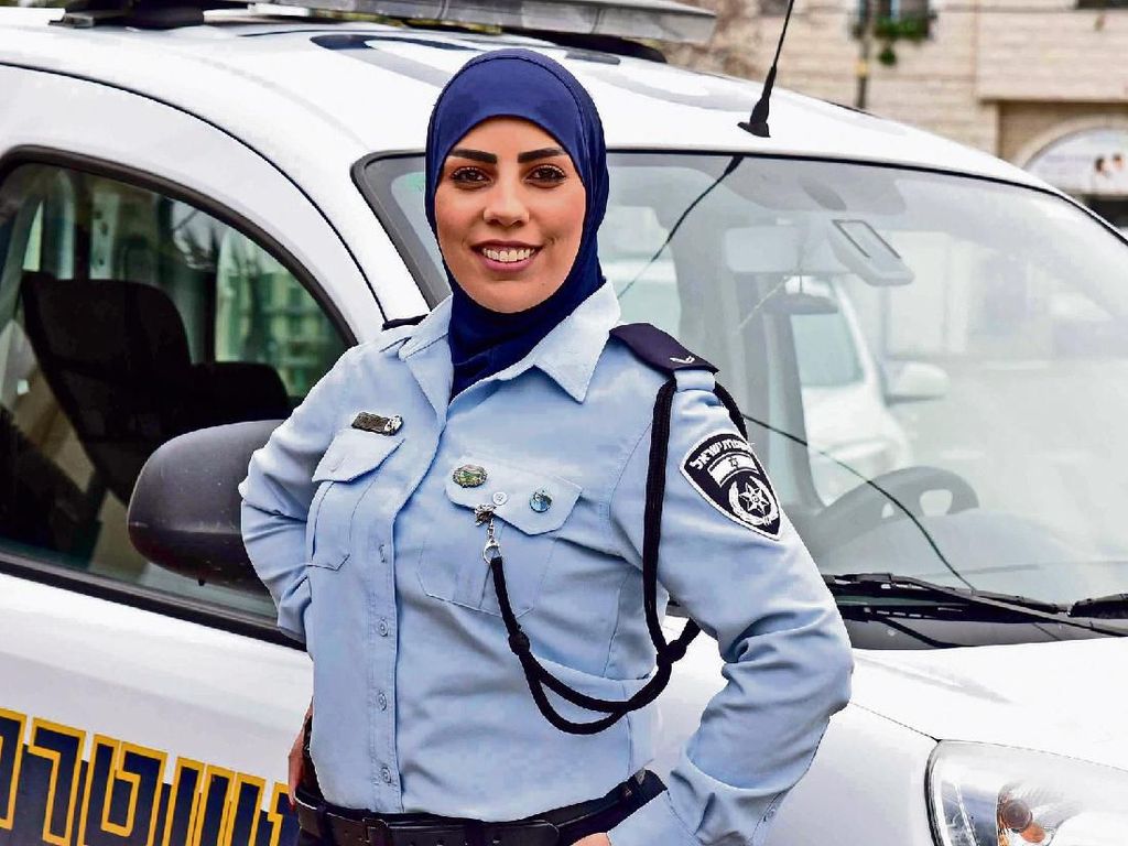 Wanita Ini Jadi Letnan Polisi Berhijab Pertama di Israel Wanita Ini Jadi Letnan Polisi Berhijab Pertama di Israel
