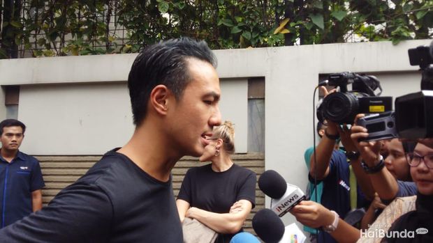 Daniel Mananta di rumah duka Ashraf Sinclair