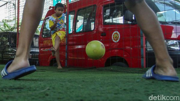 Asyiknya Bermain Sepakbola di Kolong Tol Grogol