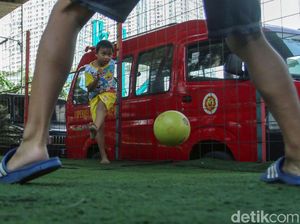 Asyiknya Bermain Sepakbola di Kolong Tol Grogol Asyiknya Bermain Sepakbola di Kolong Tol Grogol