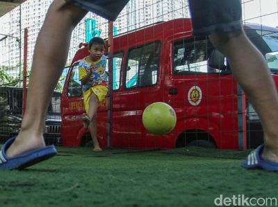 Asyiknya Bermain Sepakbola di Kolong Tol Grogol