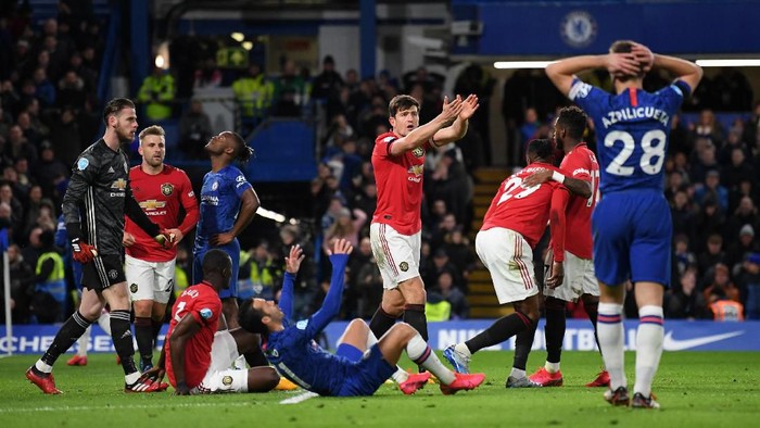 LONDON, ENGLAND - FEBRUARY 17: Harry Maguire of Manchester United appeals to the referee after Kurt Zouma of Chelsea scores a goal which is later disallowed for a foul during the Premier League match between Chelsea FC and Manchester United at Stamford Bridge on February 17, 2020 in London, United Kingdom. (Photo by Mike Hewitt/Getty Images)