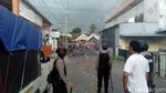 Penampakan Motor Terbakar Saat Bentrok Bonek Vs Aremania