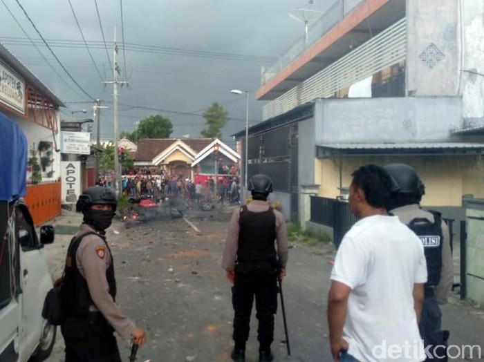 Bentrok antara massa Bonek dengan massa Aremania terjadi di kawasan Blitar, Jatim. Sejumlah motor hangus terbakar akibat bentrok itu.