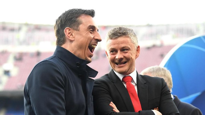 BARCELONA, SPAIN - APRIL 16:  Ole Gunnar Solskjaer, Interim Manager of Manchester United and Gary Neville ahead of the UEFA Champions League Quarter Final second leg match between FC Barcelona and Manchester United at Camp Nou on April 16, 2019 in Barcelona, Spain. (Photo by Michael Regan/Getty Images)