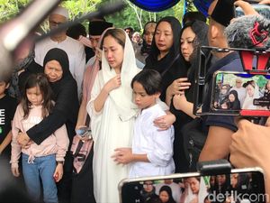 Keluarga Akan Gelar Pengajian untuk Ashraf Sinclair Keluarga Akan Gelar Pengajian untuk Ashraf Sinclair