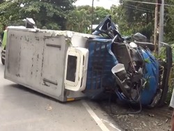 Sopir Ngantuk, Mobil Box Terguling Tabrak Pohon di Polman