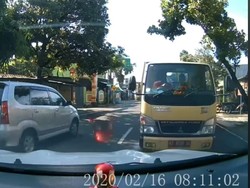 Viral Mobil Santuy Hadang Truk, Dishub: Itu Jalur Satu Arah!