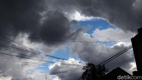 Mendung Selimuti Kota Bandung