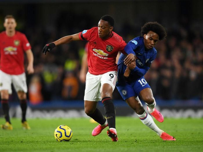 Chelsea vs Manchester United LONDON, ENGLAND - FEBRUARY 17: Anthony Martial of Manchester United battles for possession with Willian of Chelsea during the Premier League match between Chelsea FC and Manchester United at Stamford Bridge on February 17, 2020 in London, United Kingdom. (Photo by Mike Hewitt/Getty Images)