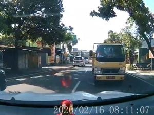 Dihadang Pemobil Santuy, Sopir Truk Dinas PUPR Klaten Akhirnya Disanksi Dihadang Pemobil Santuy, Sopir Truk Dinas PUPR Klaten Akhirnya Disanksi