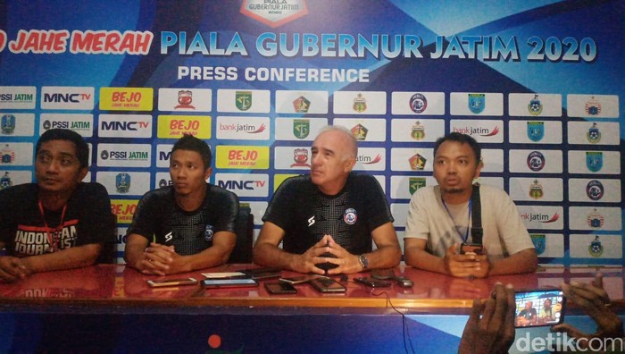 Pelatih Arema FC Roberto Carlos Mario Gomez