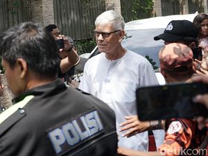 Ayah Ashraf Sinclair Pidato di Pemakaman, Keluarga Menangis Histeris Ayah Ashraf Sinclair Pidato di Pemakaman, Keluarga Menangis Histeris
